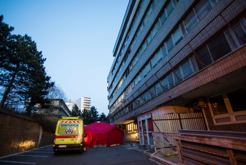 Stan pred nemocnicou na Kramároch 