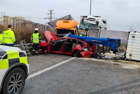 Pri nehode sa zranili dvaja pracovníci Národnej diaľničnej spoločnosti.
