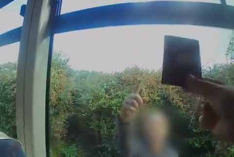 Muž sa dal na útek pred revízorom veľmi nezvyčajným spôsobom 