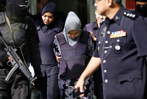 Z vraždy brata Kim Čong-una boli obvinené dve ženy, ktoré mu na letisku vstrekli do tváre nervový plyn