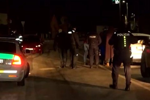 Zaujímavá trojica v aute s drogami.