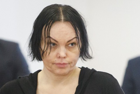 Alena Zsuzsová na pojednávaní v Pezinku