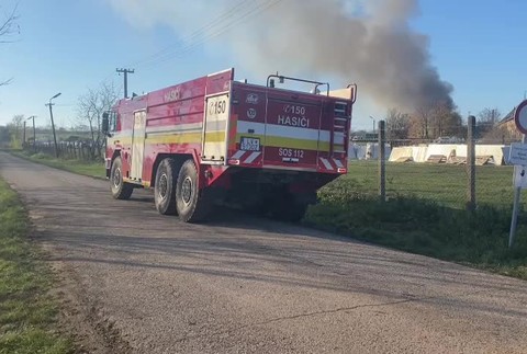 [multi] Masívny požiar haly pri Leviciach. 6892