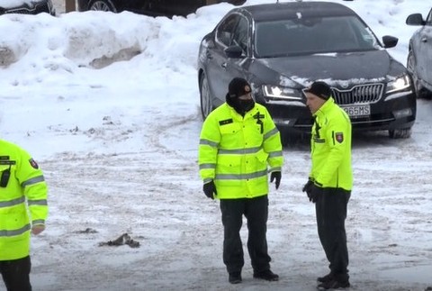 Policajti strážili okolie areálu 