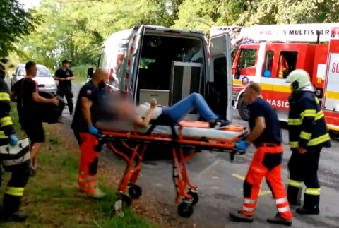 Vodiči najskôr prechádzali okolo bez povšimnutia, ale pri zranenej žene nakoniec dvaja zastali