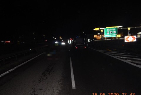 Tragická zrážka na R1: Nočná nehoda sa stala osudnou pre dvoch chodcov 