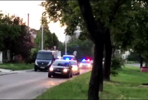 Policajti naháňali opitého vodiča. Nechcel vystúpiť z auta, jeden z policajtov sa zranil