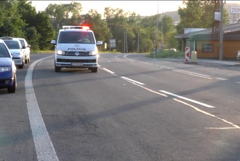 [multi] Pod kolesami auta vyhasol život 9-ročného chlapca. Šoférom mal byť policajný kadet 1614
