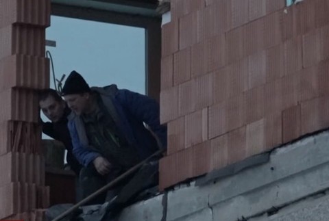 Práce na paneláku sa skončili tragédiou. Mladíkovi nedokázali pomôcť ani záchranári