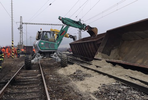 Do Krompách dorazili tanky a ťažká technika. Odstraňujú vykoľajené vagóny