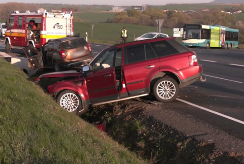 Osobné auto po zrážke pri Vrábľoch 2
