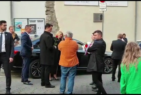 [multi] prezidentka kladie vence 16959