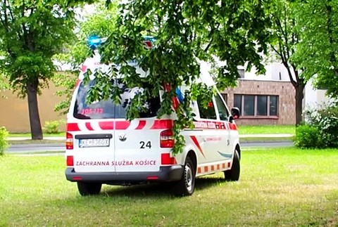 Z okna policajnej budovy vyskočil mladík obvinený z vydierania. Je vo vážnom stave2025