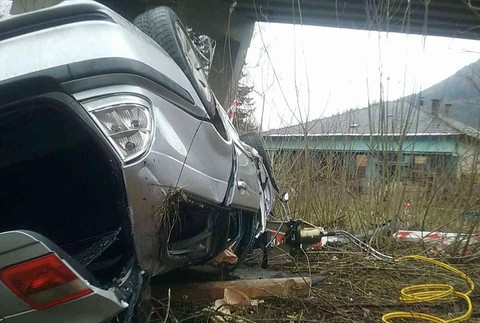 V Likavke spadlo auto z mosta, sedeli v ňom traja ľudia