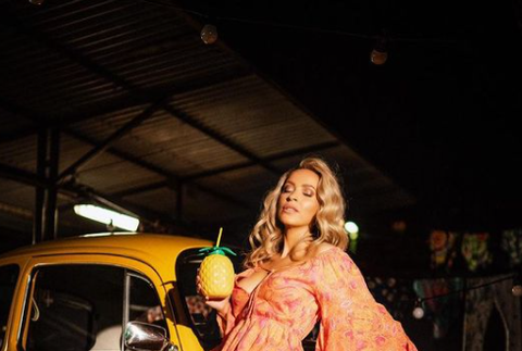 Dominika Mirgová vo videoklipe k songu Spomaliť