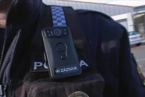 Kamery na policajných uniformách.