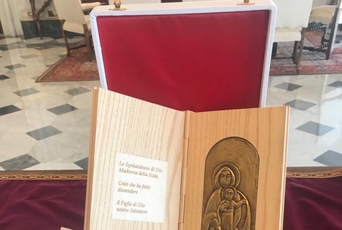 Dary od premiéra Hegera pre pápeža Františka