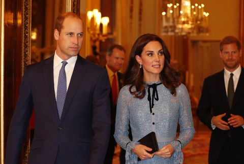 William s Kate, v pozadí Harry