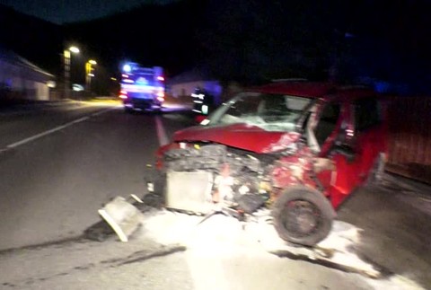 Šoféra premohla únava. Skončil v múre rodinného domu