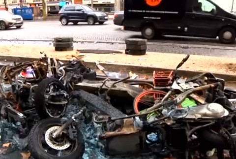 VIDEO: Francúzsko zvažuje výnimočný stav. Demonštranti poškodili aj Víťazný oblúk 