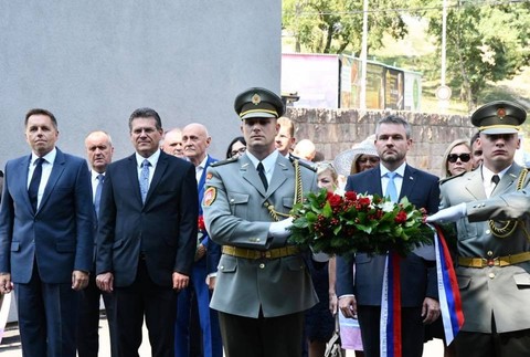 Peter Pellegrini kladie veniec na pomník A. Dubčeka 