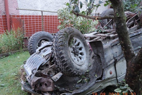 Automobil skončil prevrátený na streche