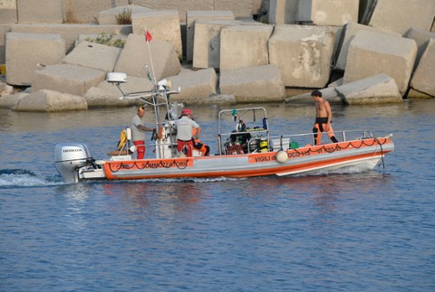 Pátranie po nezvestných z potopenej plachetnice pokračuje