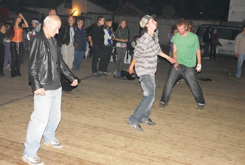 stary dedko opity tancuje na podiu s detmi-noc