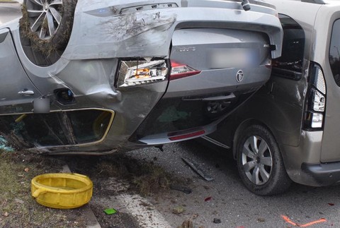 V Žiline sa zrazilo päť áut. Vodič, ktorý pravdepodobne nehodu spôsobil, je zranený