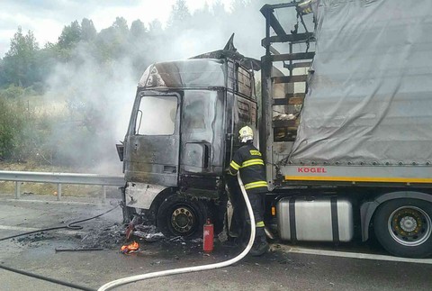 Na D1 horí kamión. Dopravu odkláňajú cez blízke obce