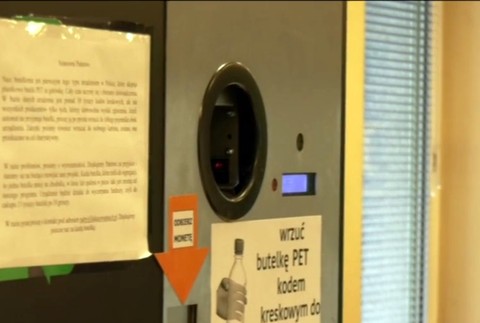 Problém s plastmi by mohli vyriešiť zálohovacie automaty. Koľko dostaneme za fľašu?