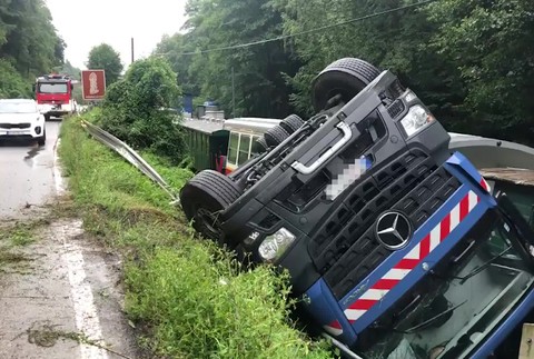 Nákladiak sa prevrátil rovno na Košickú detskú železničku. Vodič mal dostať šmyk