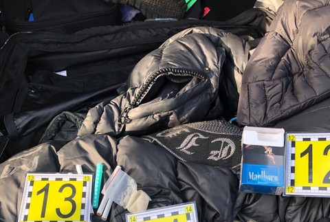 Po razii NAKA skončili traja obvinení. Na drogy mali vlastné laboratórium