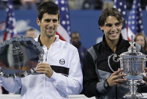 Nadal a Djokovič po finále US Open 2010 s trofejami