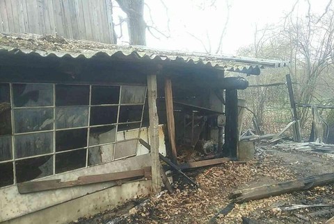 Rodinný dom zachvátili plamene. Na mieste vybuchuje ostrá munícia