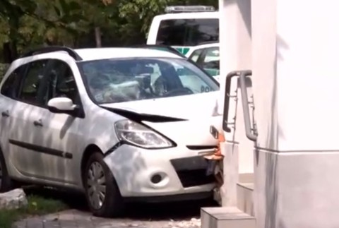 Autom nabúral do kostola