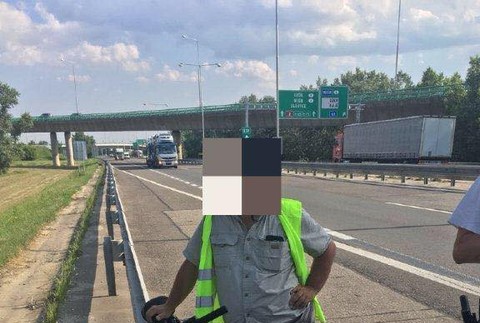 Opitý cyklista na diaľnici