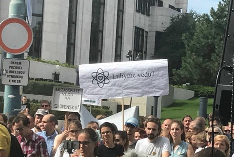 Vedci z SAV protestujú pred parlamentom