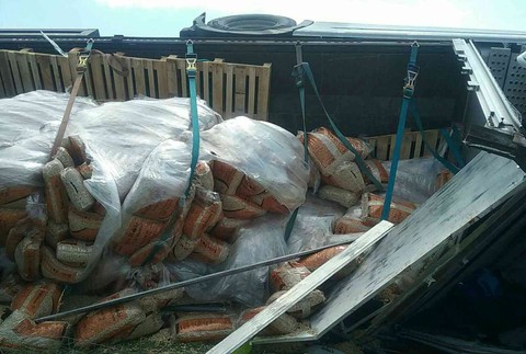 Nehoda na R1 pri Galante: Plne naložený kamión sa prevrátil