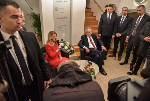 Prezidentka Zuzana Čaputová si spolu s prezidentom ČR Milošom Zemanom v Bratislave pripomínajú udalosti zo 17. novembra