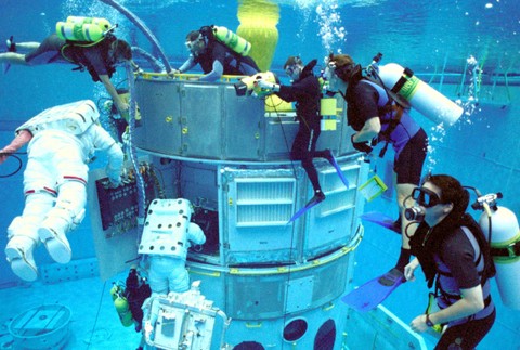 Astronauti_NASA_simulácia pod vodou_asteorid_príprava
