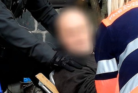 Muž si chcel po hádke postrelenú nohu ošetriť sám. Policajti po jeho chytení zistili, že už mal sedieť vo väzení