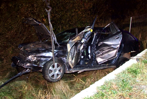 Vážna autonehoda na R1. Auto sa niekoľkokrát prevrátilo a skončilo na streche mimo cesty