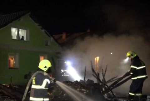 Plamene úplne pohltili drevárne blízko rodinných domov. Zasahovali aj dobrovoľní hasiči