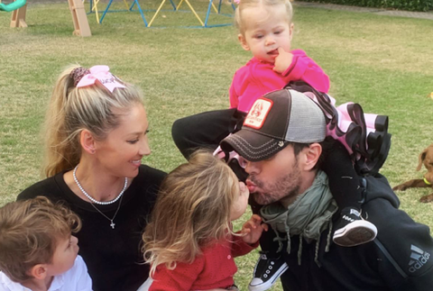 Anna Kournikova a Enrique Iglesias s deťmi