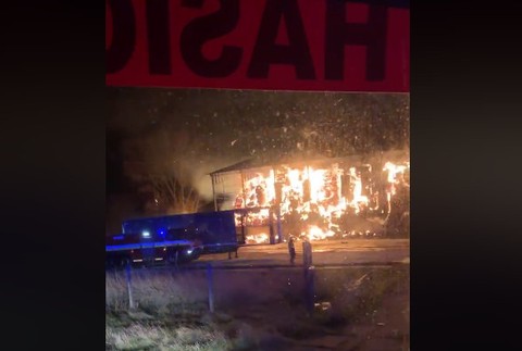 Hasiči už 13 hodín zasahujú pri požiari senníka