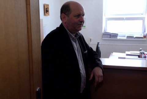 Muž sa vyhrážal na obecnom úrade starostovi. Tvrdil, že si podpísal rozsudok smrti