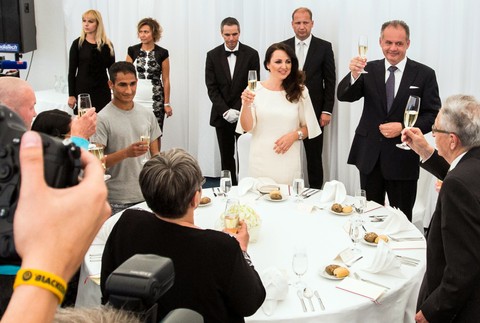 Andrej Kiska a manželka Martina na obede s bezdomovcami a sociálne slabšími 2