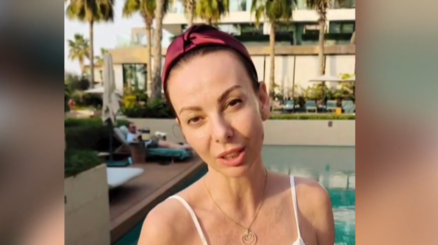 Moderátorka TV JOJ uviazla v Dubaji. Z hotelovej izby ich presúvali do garáže