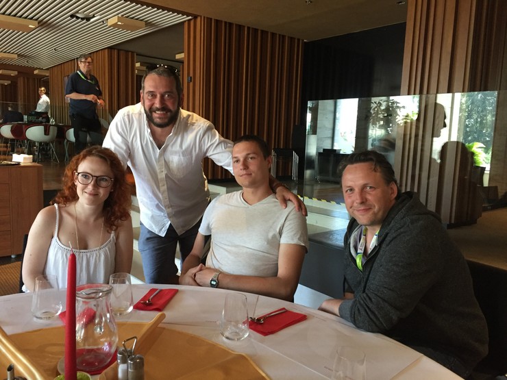 Herci z pripravovaného seriálu Hotel a ich fanúšikovia